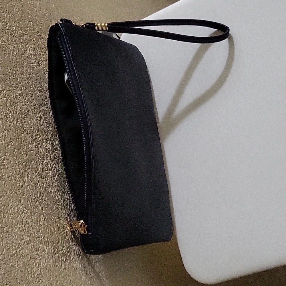 A purse - Picture 8 of 12